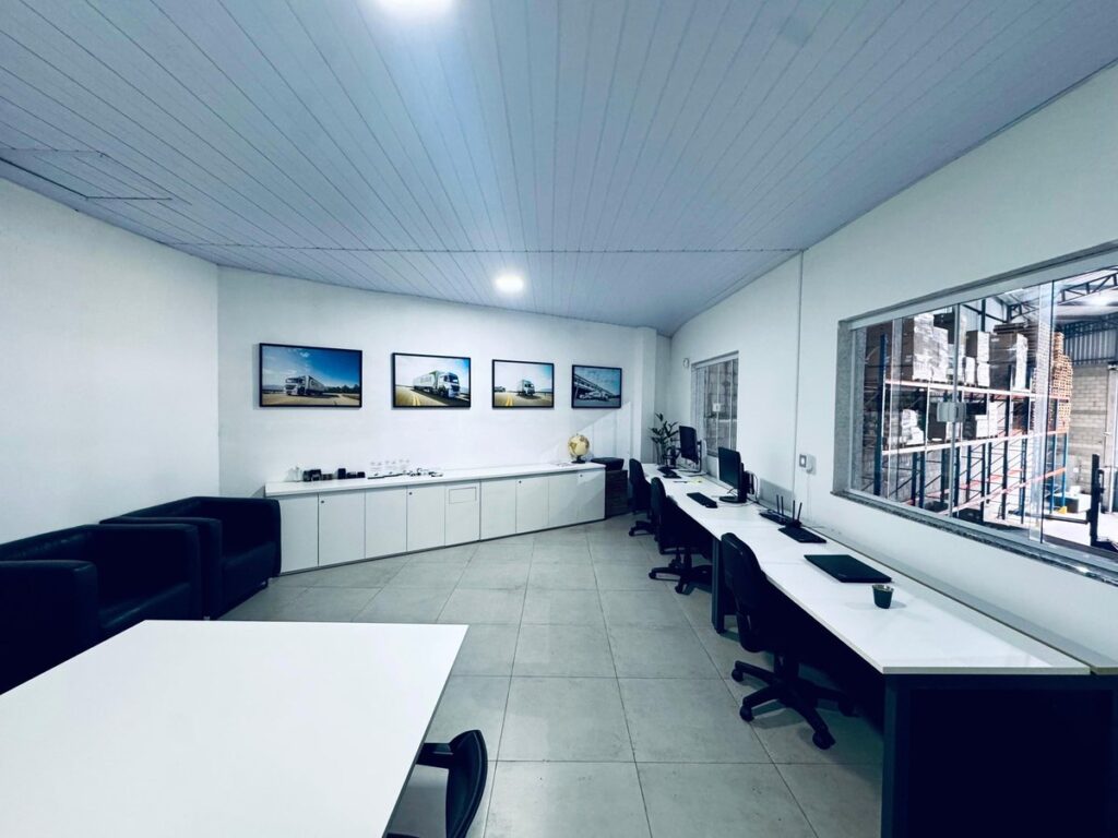 Escritório da SavvyLog dentro do galpão, com vista para o armazém